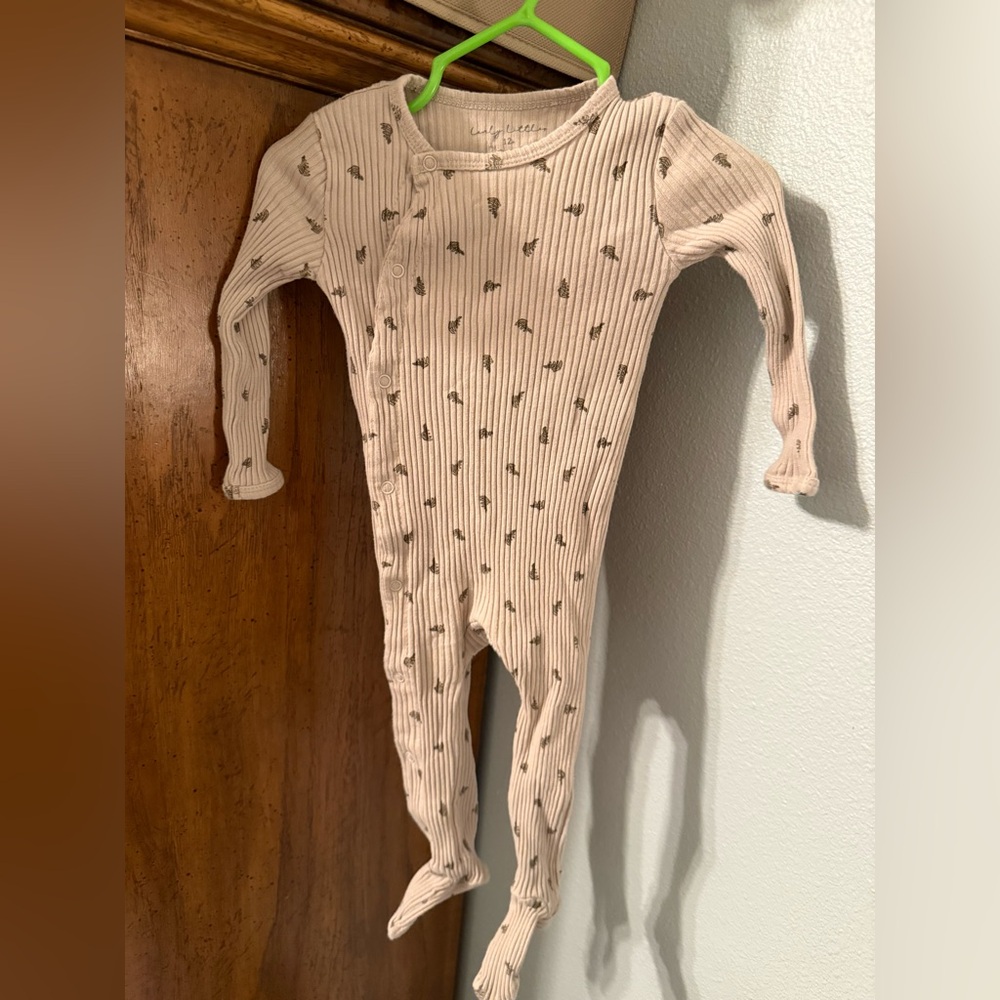 Lovely Little Beige/lilac Ribbed Top with floral Pattern